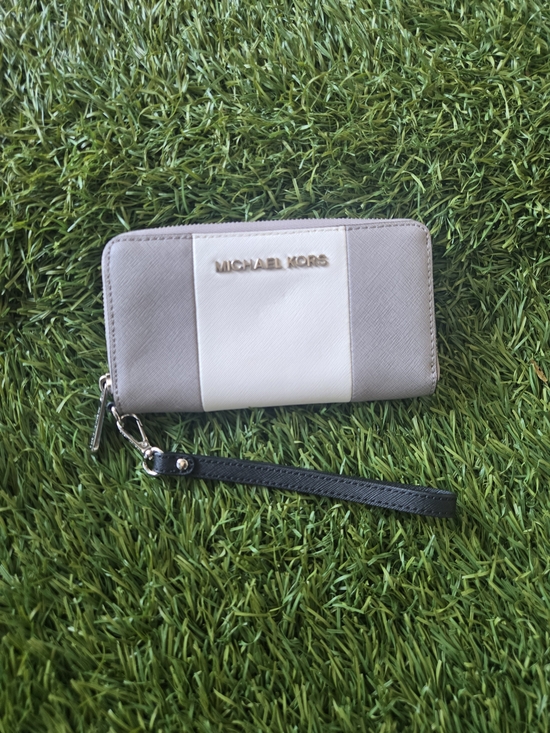 Michael Kors Handbags - Michael Kors Taupe and White Colorblock Zip Wristlet